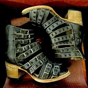 Freebird Cassandra size 5. Fits like a 6. BLACK but they are distressed